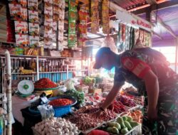 Pastikan Stabilitas Pangan, Babinsa Koramil Dua Pitue Pantau Harga Bahan Pokok di Pasar Sentral Tanru Tedong