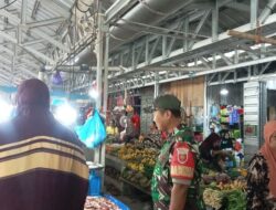 Pantau Pasar Lawawoi, Babinsa Koramil Watang Pulu Pastikan Aktivitas Jual Beli Aman Kondusif