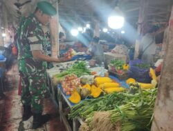 Babinsa Koramil 1420-03/Maritengngae Pantau Stok Sembako di Pasar Sentral Pangkajene