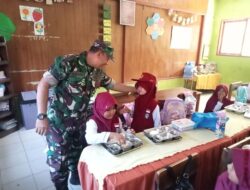 Babinsa Ramil Jajaran Kodim 1420/Sidrap Dampingi Program Makan Bergizi Gratis di Wilayah Kabupaten Sidrap