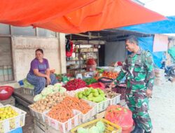 Babinsa Pajalele Pantau Harga Bahan Pokok di Pasar Sentral Amparita, Pastikan Stabilitas Harga Tetap Terjaga