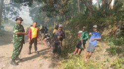 Babinsa Desa Mario Bersama Warga Gelar Karya Bakti Bersihkan Jalan dan Saluran Air