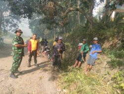 Babinsa Desa Mario Bersama Warga Gelar Karya Bakti Bersihkan Jalan dan Saluran Air