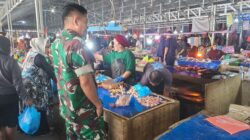 Babinsa Koramil 04/Watang Pulu Pantau Ketersediaan dan Harga Sembako di Pasar Tradisional Lawawoi