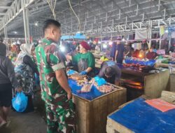 Babinsa Koramil 04/Watang Pulu Pantau Ketersediaan dan Harga Sembako di Pasar Tradisional Lawawoi