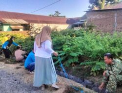 Cegah Banjir, Babinsa Watang Pulu Bersama Warga Ciro-Ciroe Gelar Karya Bakti Bersihkan Saluran Air
