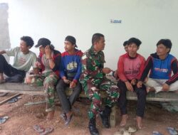 Lewat Komsos, Babinsa Talumae Koramil 03/Maritengngae Perkuat Silaturahmi dan Ajak Warga Jaga Kekompakan
