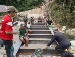 Libatkan Warga Desa Tana Toro, Personel Kodim 1420/Sidrap Kebut Pemasangan Besi Bantalan Jembatan Beton