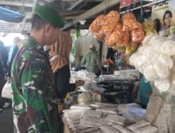 Pastikan Stok Aman dan Harga Stabil, Babinsa Monitoring Sembako di Pasar Sentral Pangkajene