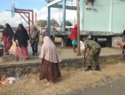 Babinsa Koramil 02/Tellu Limpoe Bersama Warga Gelar Karya Bakti Bersihkan Parit dan Lingkungan Lapangan Andi Abdullah Bau Massepe