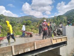 Bahu Membahu, Personel Kodim 1420/Sidrap Bersama Warga Cor Lantai Jembatan Beton Desa Tana Toro
